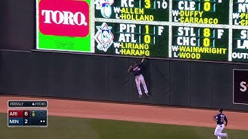 ARI@MIN: Hicks makes a nice grab at the wall
