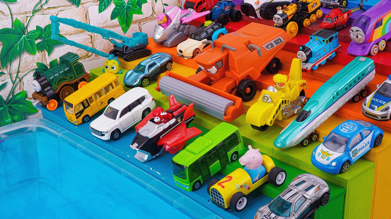 トミカ ☆ ディズニー ピクサー カーズ ペッパピッグ トーマス ポリス パウ パトロールの車が青い水に落ちる！