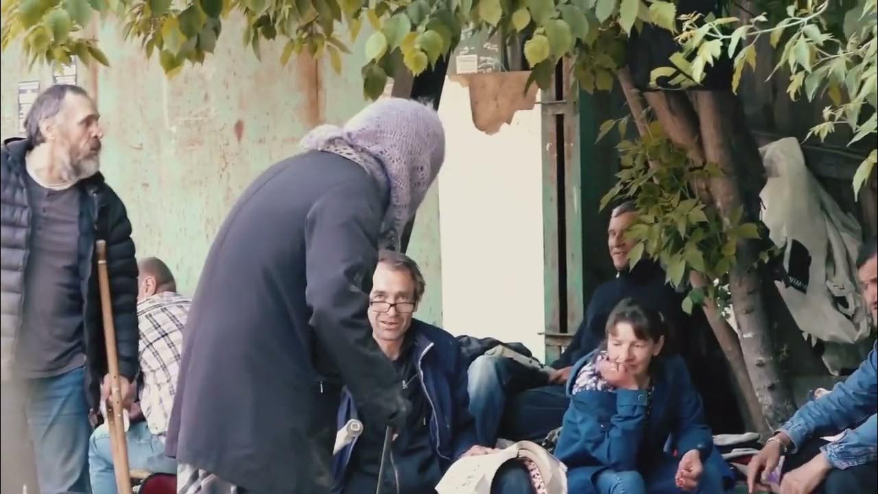 Бомж нападает