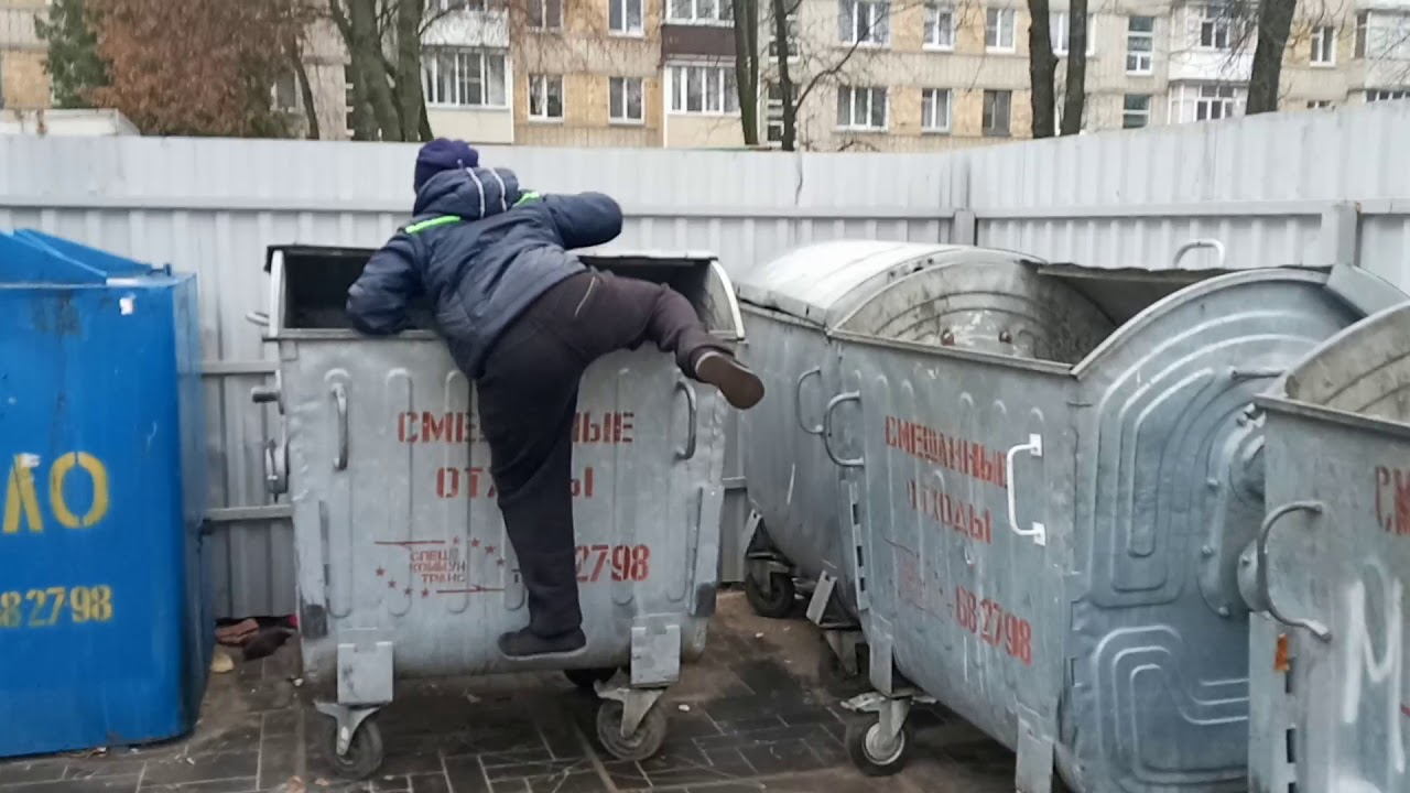 Прыгнул на капот