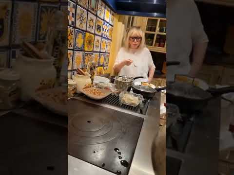 Video: Maxim Galkin, Alla Pugacheva ve çocuklarla nasıl yemek yediğini gösterdi