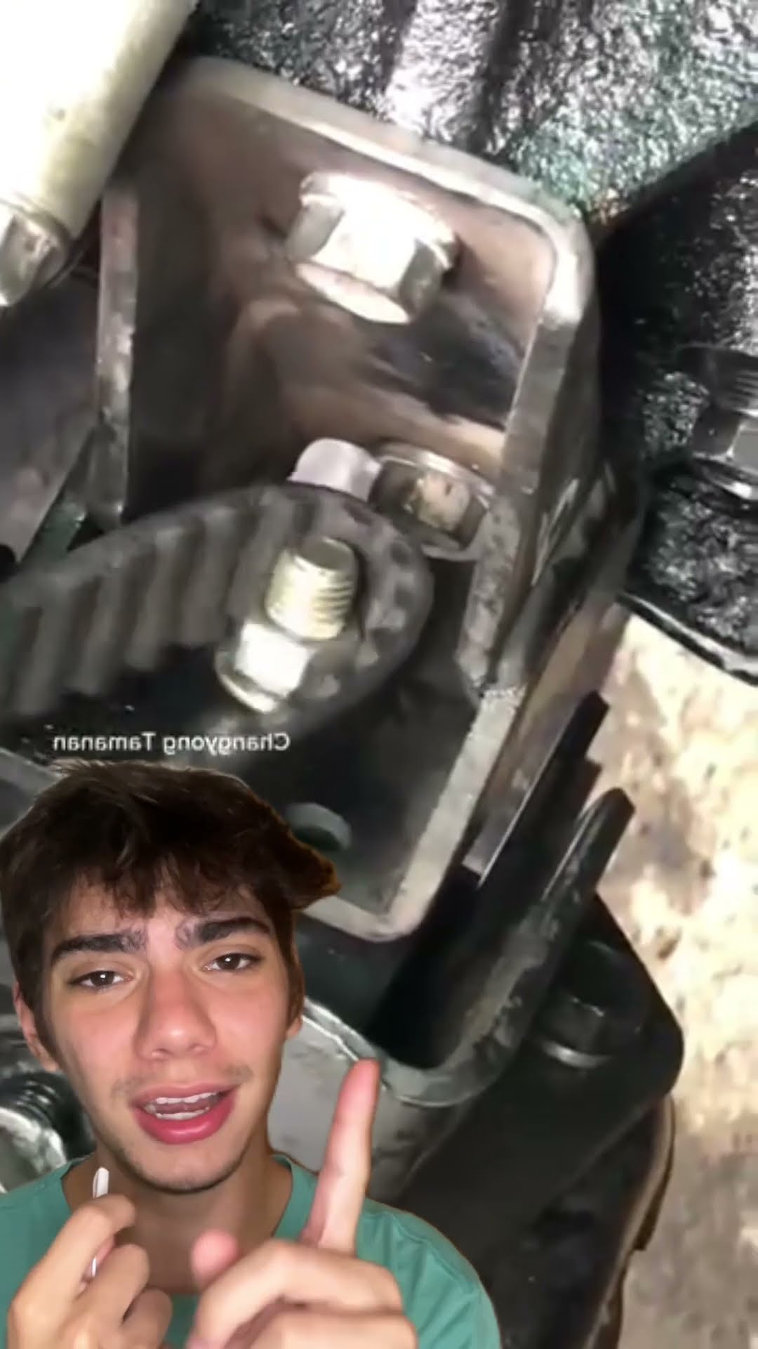 Ele usou a correia do carro pra fixar o parafuso! ?? Genial ou arriscado?