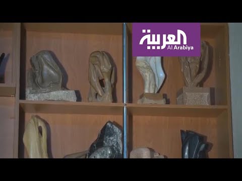 سعودي ينحت خشب الزيتون