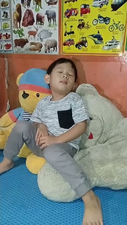 Bikin Gemes Pura-pura Tidur Di saat Sesi Pemotretan
