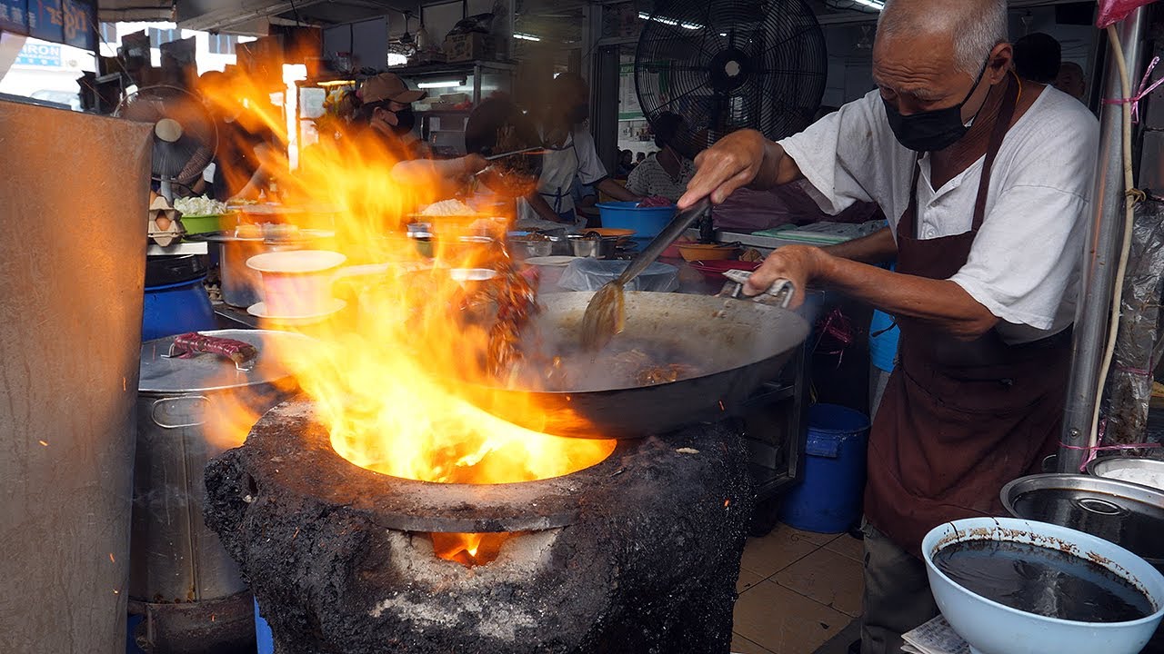 сильный огонь! жареная лапша дедушки вок - малайзийская уличная еда