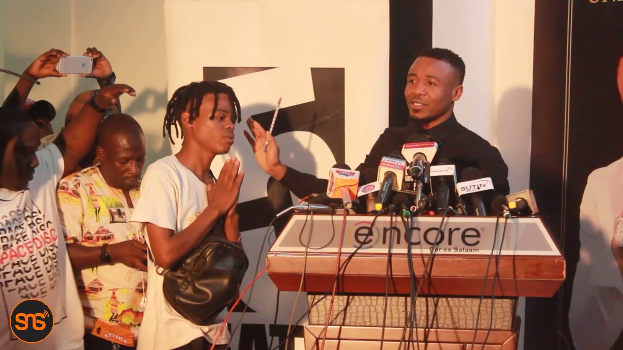 Tamko la ALIKIBA: Amjibu haya DIAMOND, Shabiki amvamia na kumpa PENSELI. Ni noma