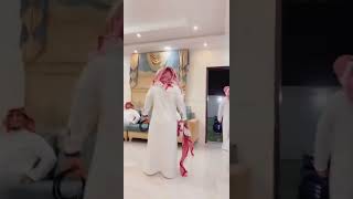 دخل المجلس على الضيوف بسماعة اغاني 😂🤣 #shorts #ترند_السعودية