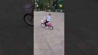Мариэль едет впервые сама на велосипеде