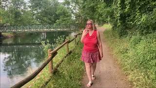 Moda Braless Al Naturale Un Pomeriggio Destate Tra Periferia E Fiume, E Fresche Emozioni