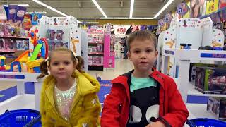 Katy and Max play to Toy Hunt Challenge