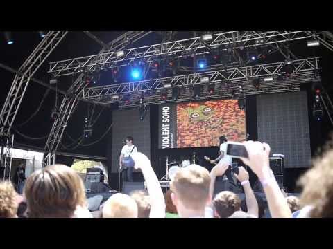 Violent Soho - Covered in Chrome (Big Day Out 2014 Perth)