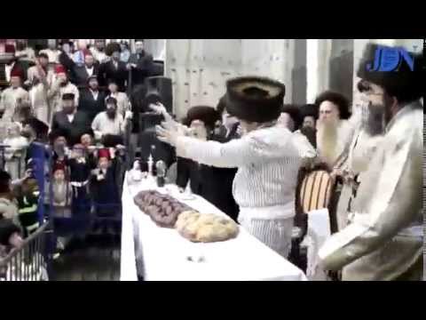 HASIDIC Jews Sing Dance Get HAPPY NOW Dancing At 4 08 