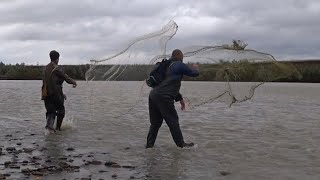 Чуть не утонули!Прибытие воды на горной реке .Рыбалка кастинговой сетью.