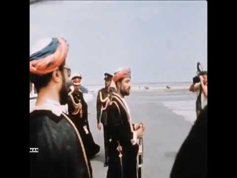 السلطان قابوس بن سعيد اثناء استقباله الملك خالد بن عبدالعزيز ملك السعودية رحمهم الله مسقط1 4 1976