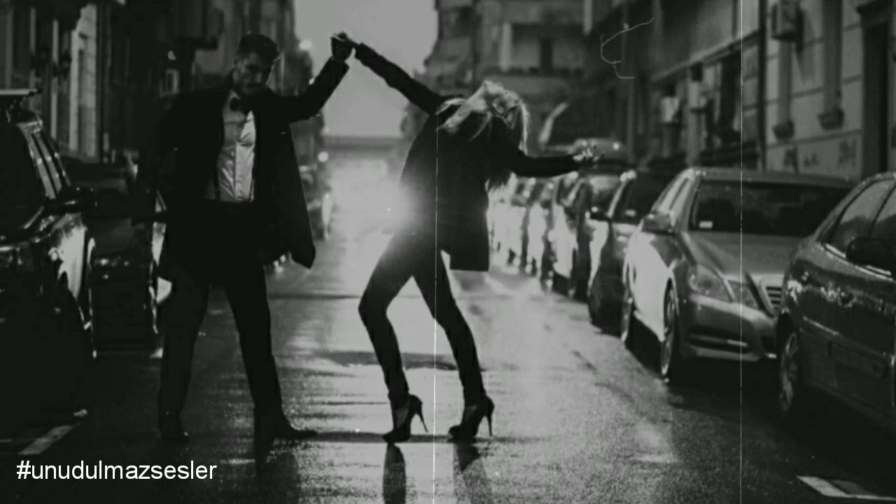 She comes the game. Пара танцует на улице. Парень и девушка танцуют. Танцующие на дороге. Танцуют ночью на улице.