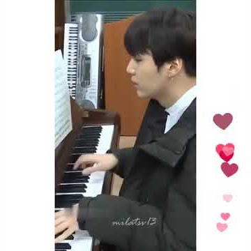 Yoongi playing piano 😎😎🤘🤘#bts lovers 🥰🥰#suga #rm #jin #jk #jhope #jimin #v #shorts🥰