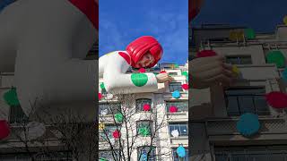 Yayoi Kusama es una artista japonesa, sus obras de arte pop y sus instalaciones de arte psicodélicas