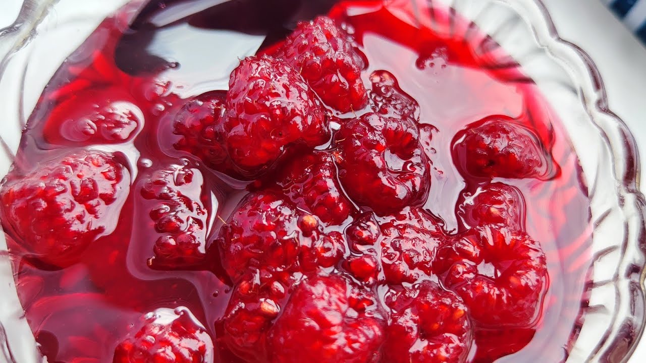 Moruq mürəbbəsinin rengi al əlvan əzilmeden bişirilməsi. Qırmızı malina mürəbbəsi