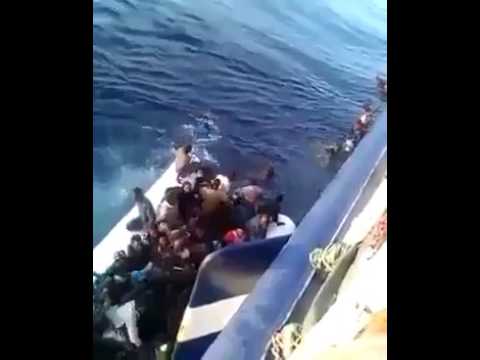 لحظة غرق قارب لحراقة أفارقة في عرض البحر