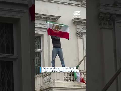 Video Protester tears down Iranian flag at embassy in London