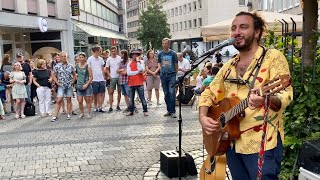 Artista di strada canta Caruso in Germania e ammalia il pubblico