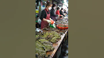 The Story Of The Frog Market Life In The Busy Alleys Farhanefendi Ai 