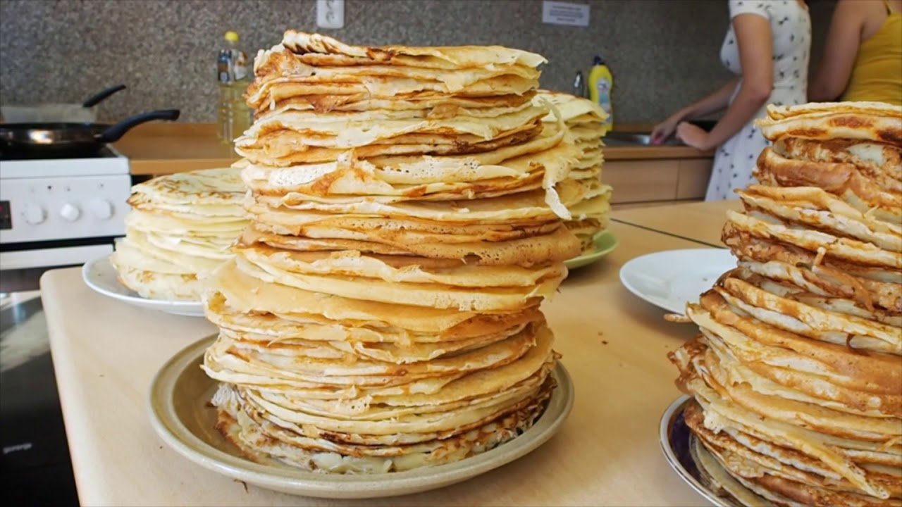 The tallest stack of pancakes ! - YouTube