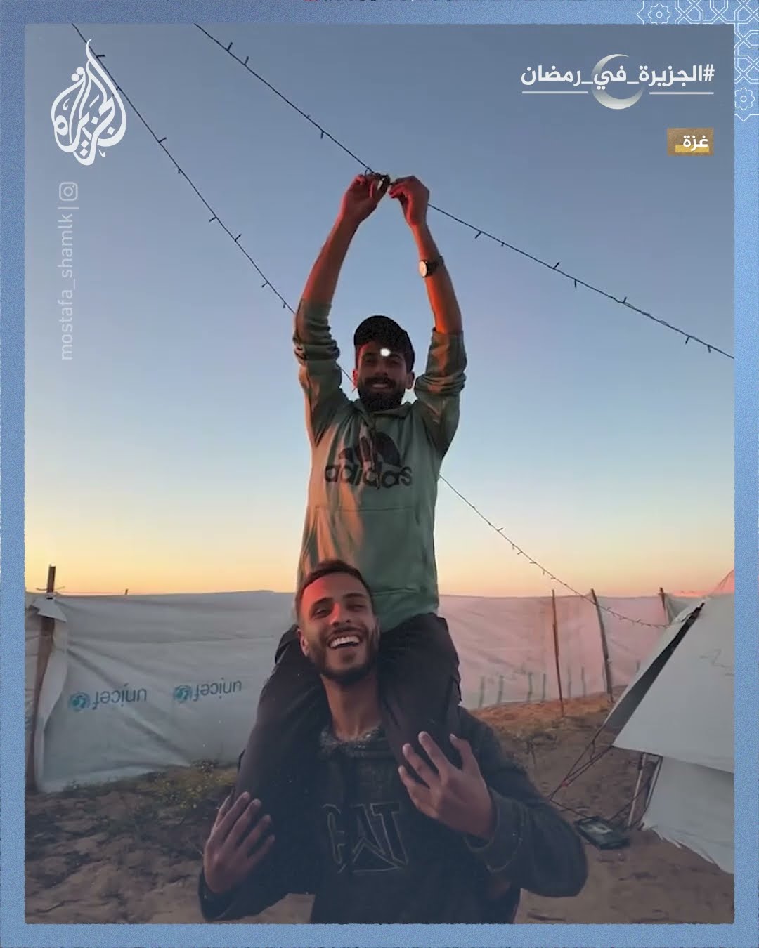 شاب من غزة يحوّل صناديق المساعدات إلى فوانيس رمضان لتزيين خيام النزوح