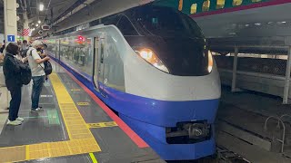 E657系カツK-1編成(フレッシュひたち色リバイバル塗装・青色・連結器カバー無し)が特急ときわ80号品川行きとして静かに東京駅10番線を発車するシーン(80M)2025.9.9.20:16