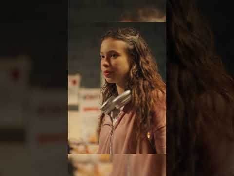 Крис подожгла Машу и её друзей закрыла на замок дверь #никажукова #сериал #фильмы