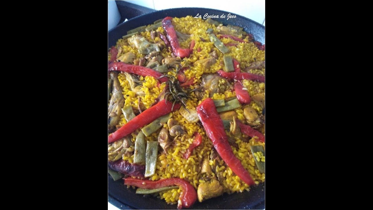 Paella de pollo y conejo