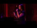Capture de la vidéo Julia Murney - "Tomorrow" (Annie; Charles Strouse & Martin Charnin)