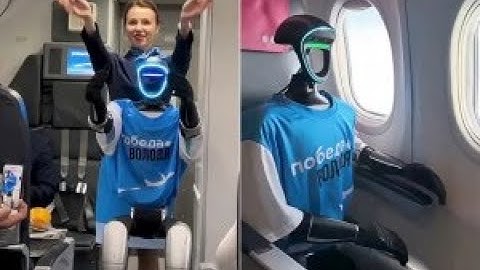 Robot hình người lần đầu làm tiếp viên hàng không.