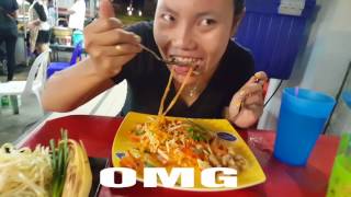 HUGE Wok of Pad Thai Street Food in Pattaya, Thailand - WOW so delicious