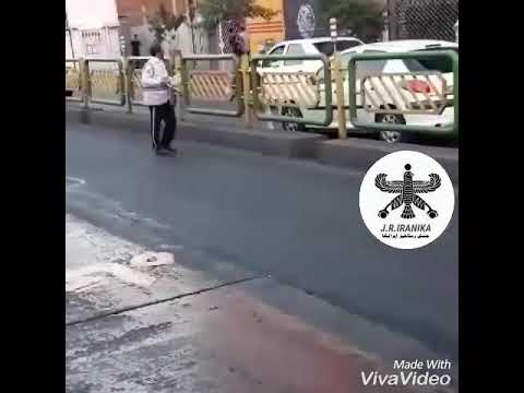 ۲۳ تیرماه خیابان قزوین دو راهی قپان یک رأس از وحوش پلیس راهور تابلوی دستی خود را به صورت رانند