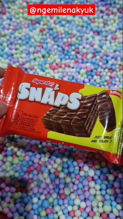 Download lagu Menemukan jajanan Superstar snaps wafer coklat di dalam butiran styrofoam #huntingjajan #shorts
