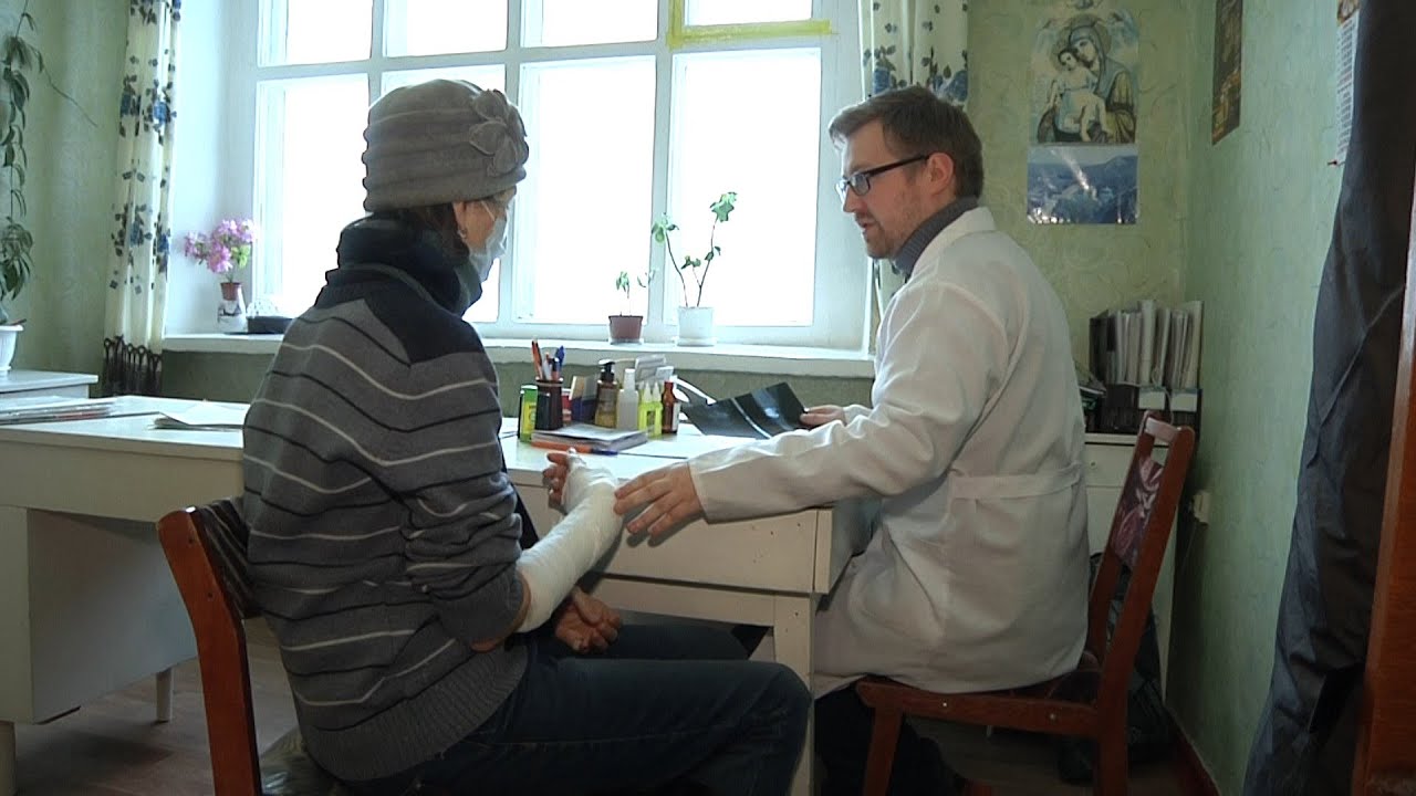Как уберечься от зимних травм? Врачи советуют соблюдать внимательность и осторожность.