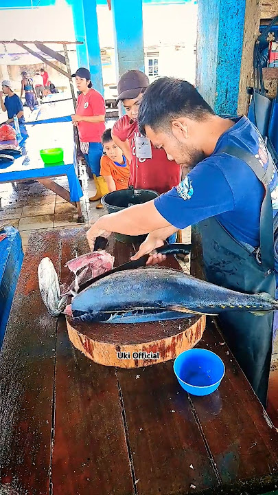 seems slower #fishcutting #cuttingskills #shorts #viral