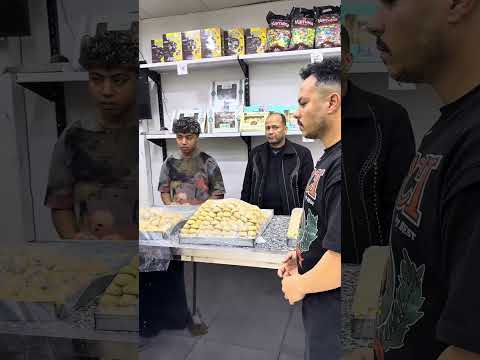 صاحب معرض حلويات أعطي عيدية للموظفين لكن حصل شيئ صادم