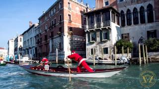 Rowing in Venice, Italy: Santas&#39; Regatta on the Grand Canal, 2016| Venezia Autentica
