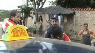 AYUDAN A NACER BEBÉ DENTRO DE UN TAXI.