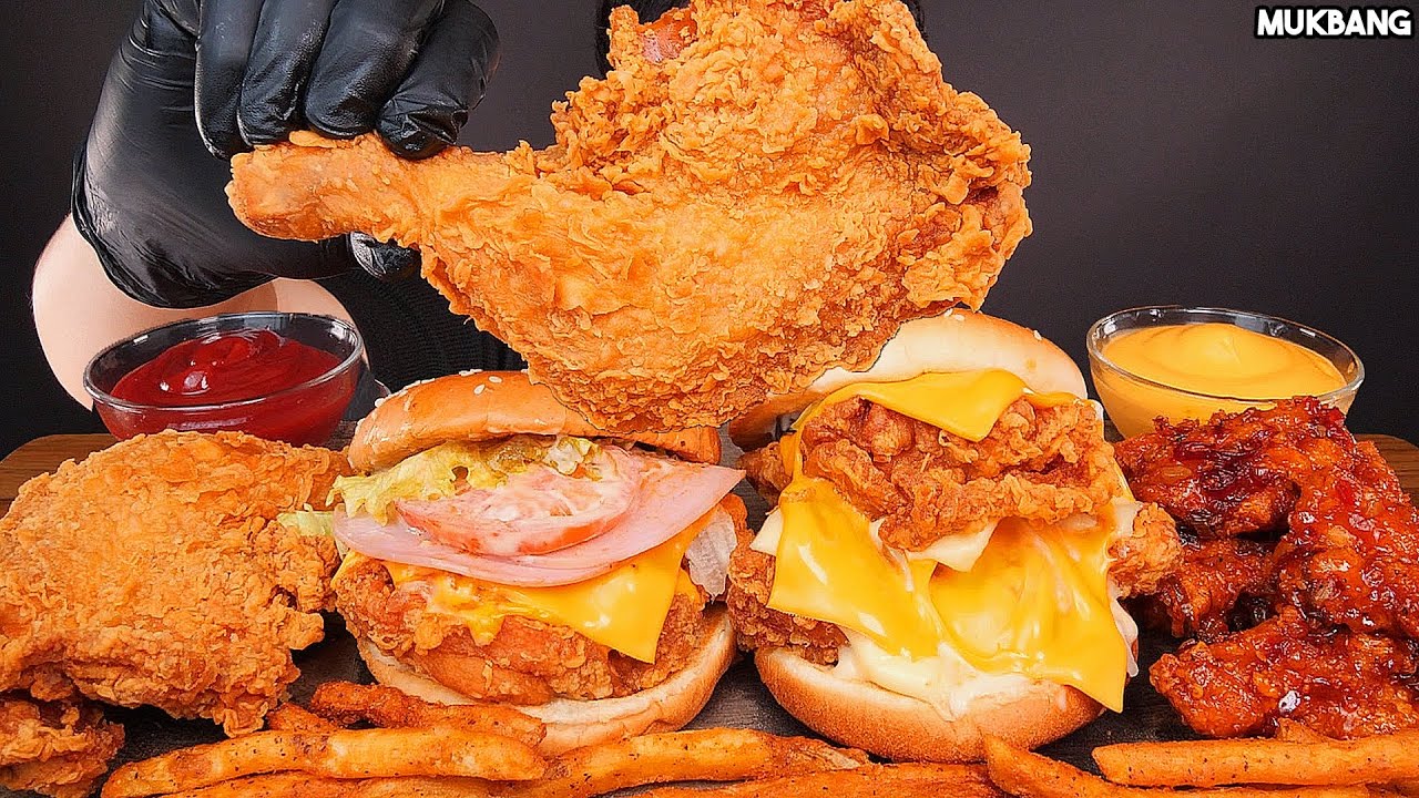 жареный цыпленок и бургер FRIED CHICKEN 🍗 BURGERS 🍔 FRENCH FRIES 🍟 EATING ASMR MUKBANG