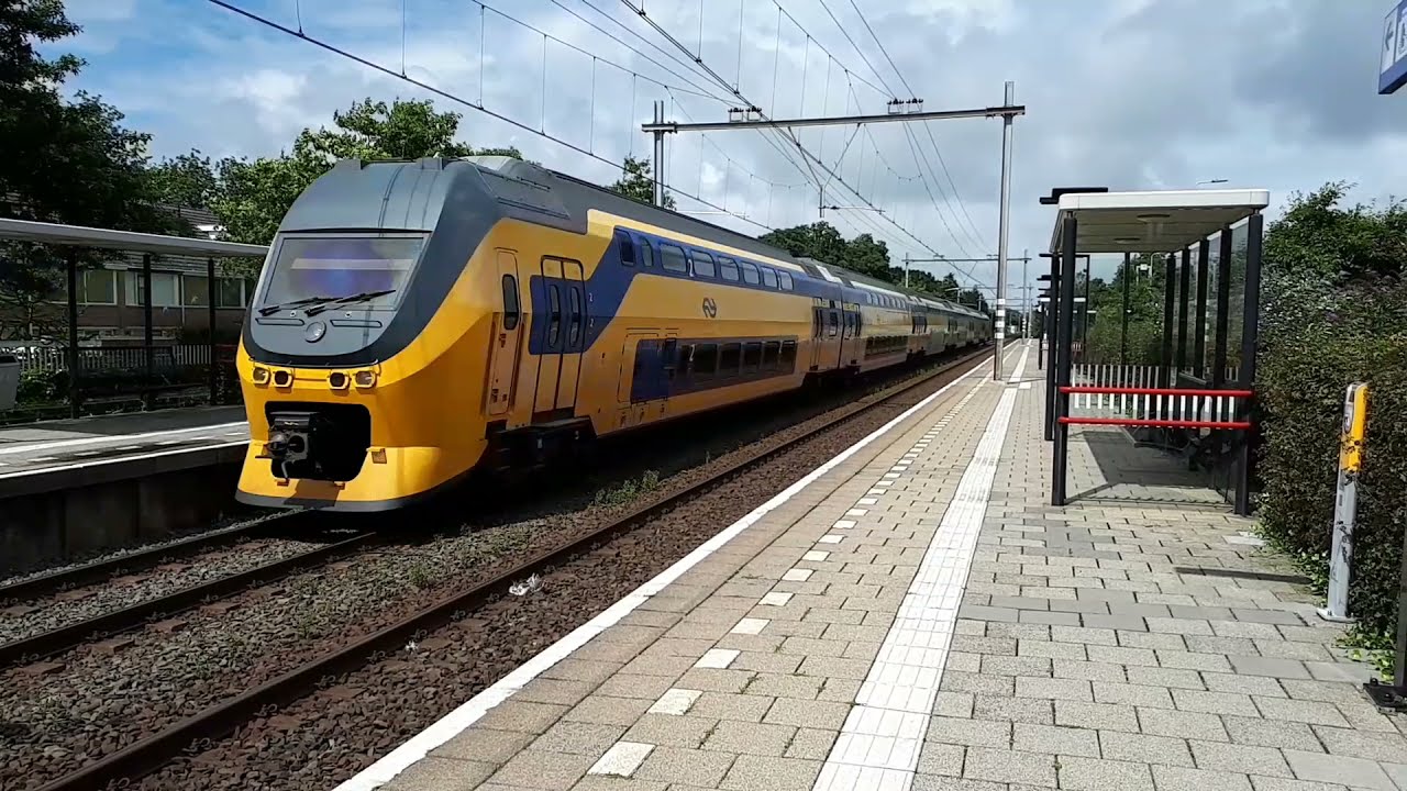 Treinen op station Voorhout