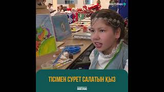 Тісімен сурет салатын қыз