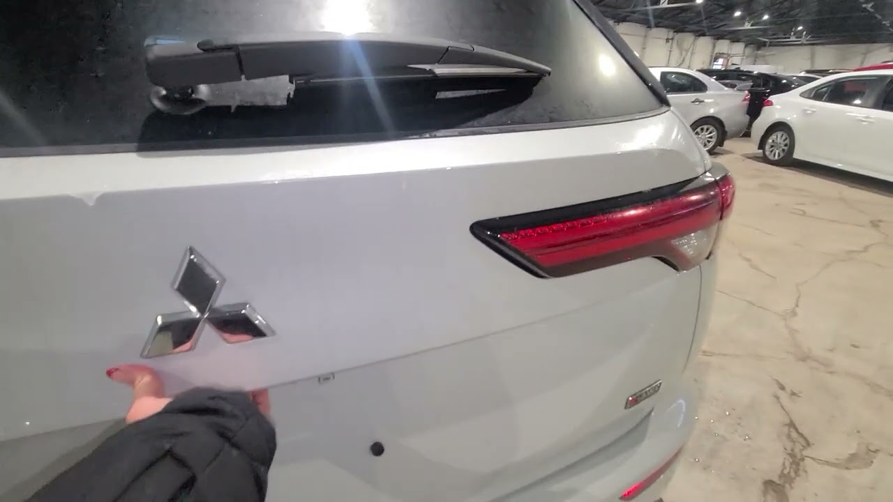 Check out this brand new 2023 Mitsubishi Outlander ES S-AWC in white!! 🤍