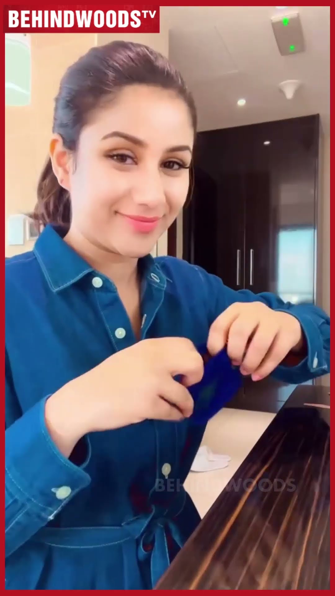 Wow ? Moisturizer, Primer, Liquid Highlighter, Liquid Lipstick-னு போட்டு ரெடி ஆன Alya Manasa...