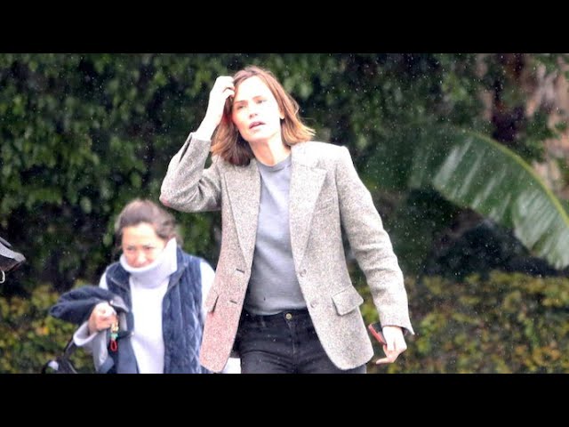 Jennifer Garner Braves The Pouring Rain During The Afternoon School Run