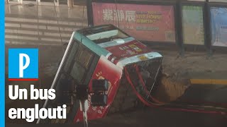 Un bus avalé par la chaussée en Chine fait plusieurs morts