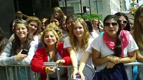 Jason Scheff in NYC with Jonas Brothers fans (Bleu)