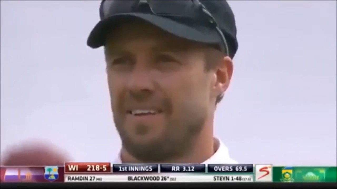 Top 10 Worst Bowling In Cricket History Ever - YouTube